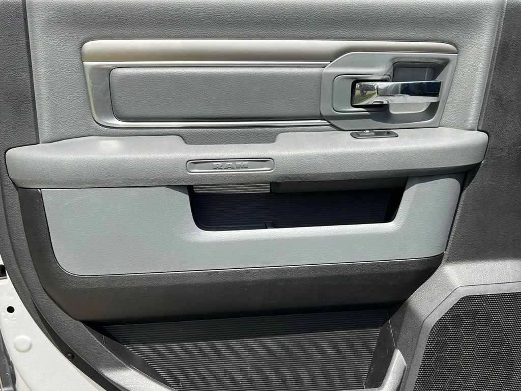 Used 2018 Silver Ram Big Horn image 32