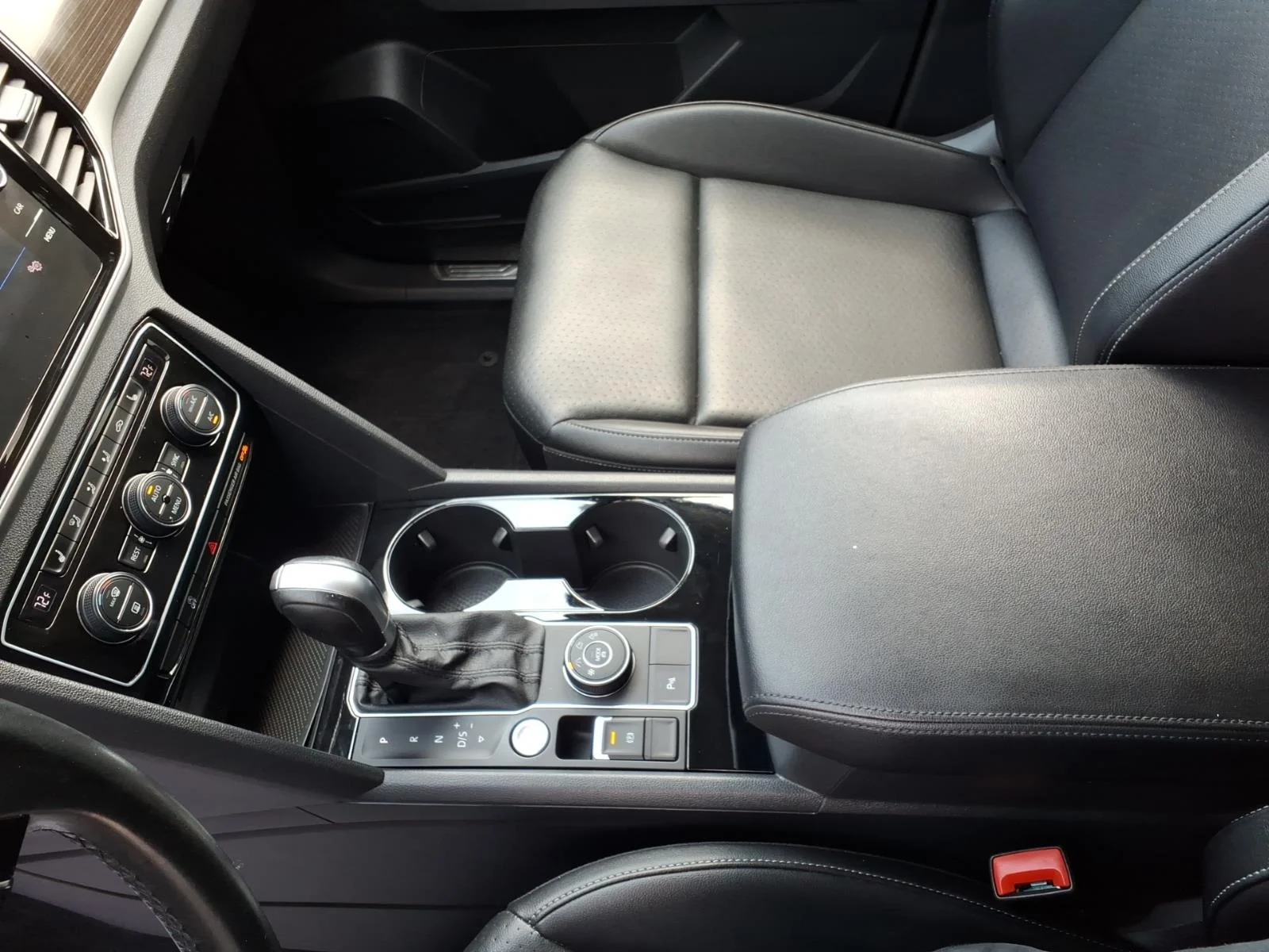 Used 2018 Black Volkswagen V6 SEL 4Motion image 13