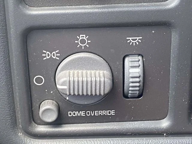 Used 2001 Black GMC SLE image 19