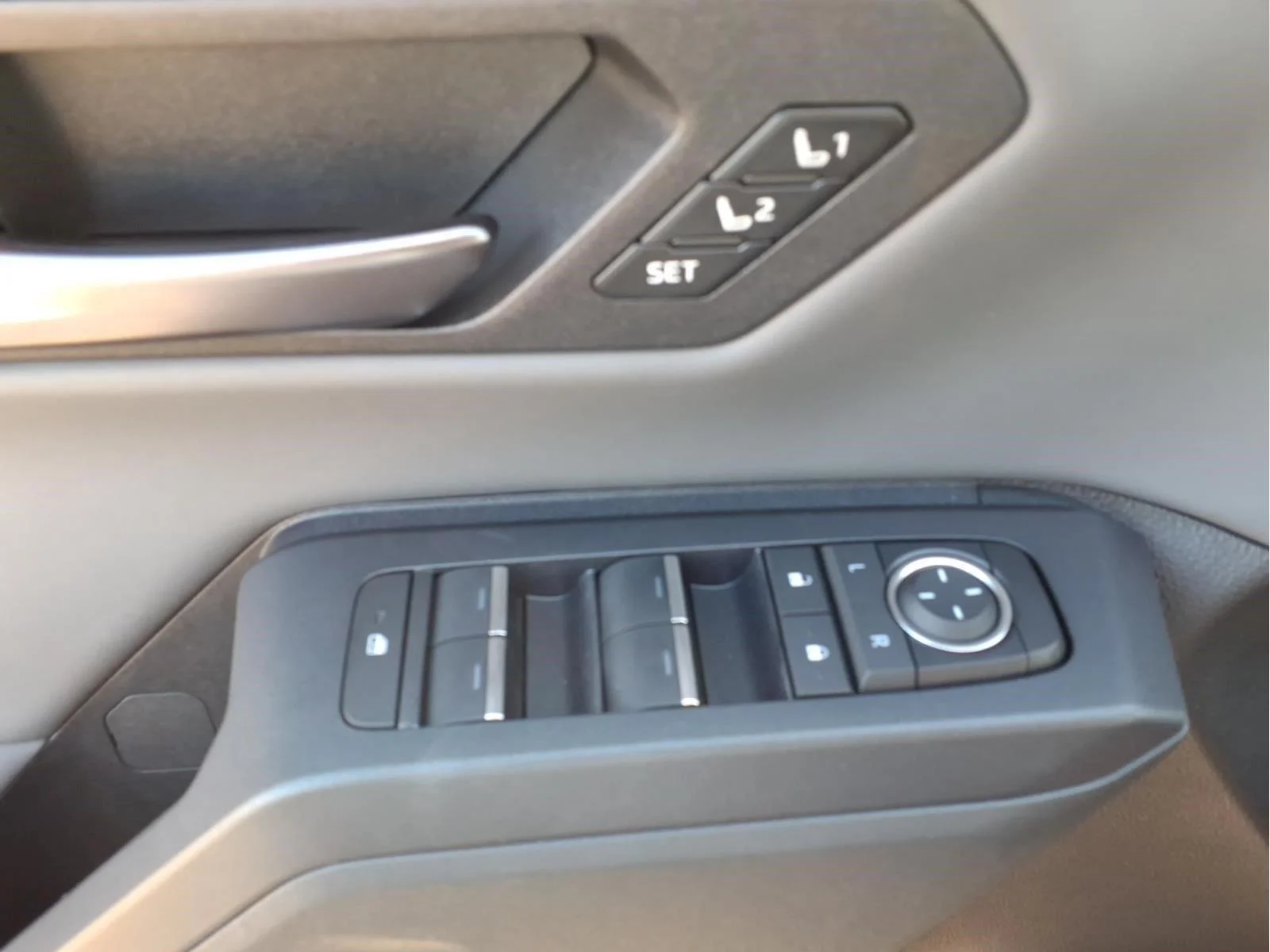 New 2026 Wind Chill Pearl with Midnight Black Metallic roof Toyota XSE image 19