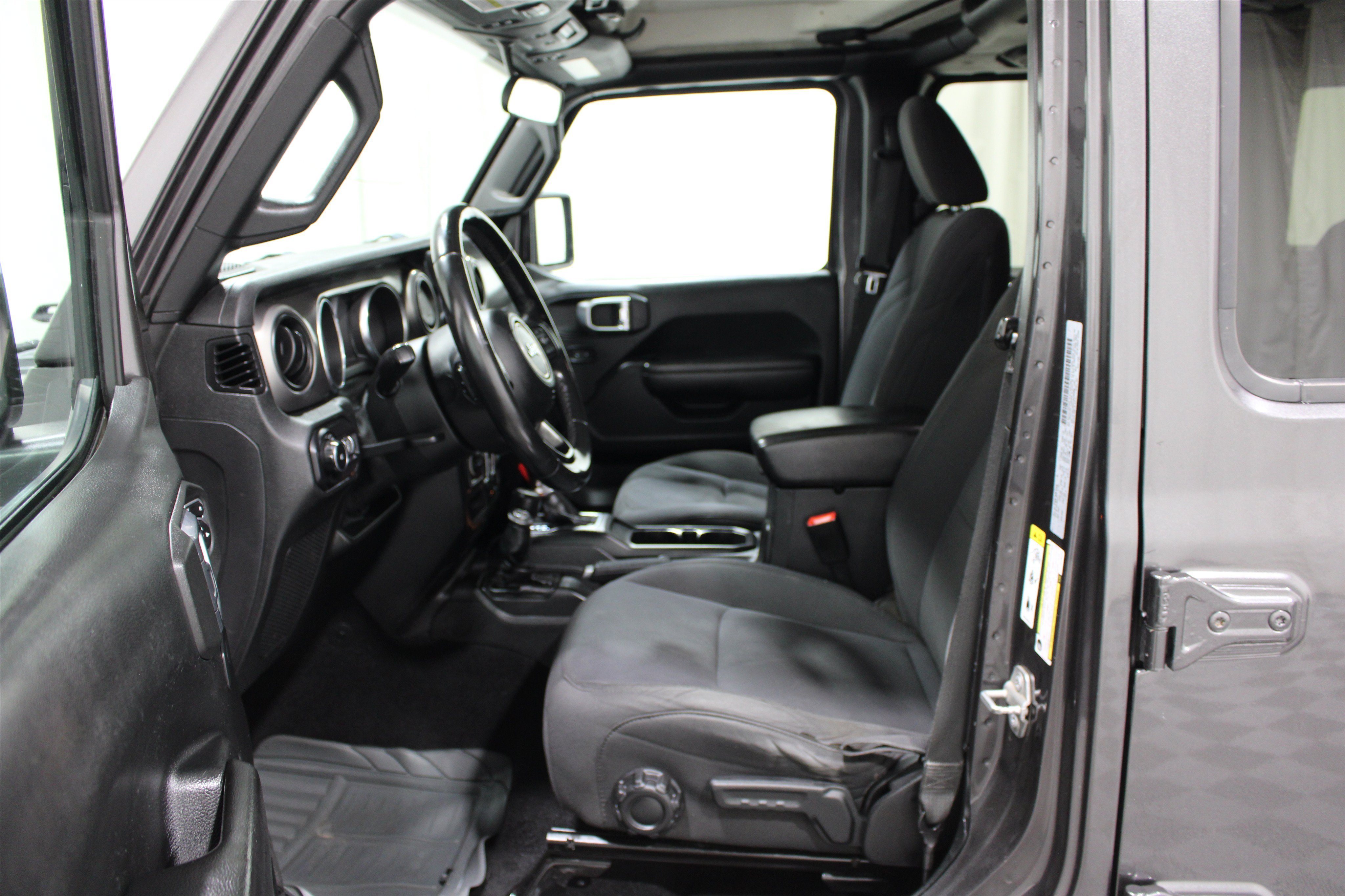 Used 2018 Granite Crystal Metallic Clearcoat Jeep Sport S image 3