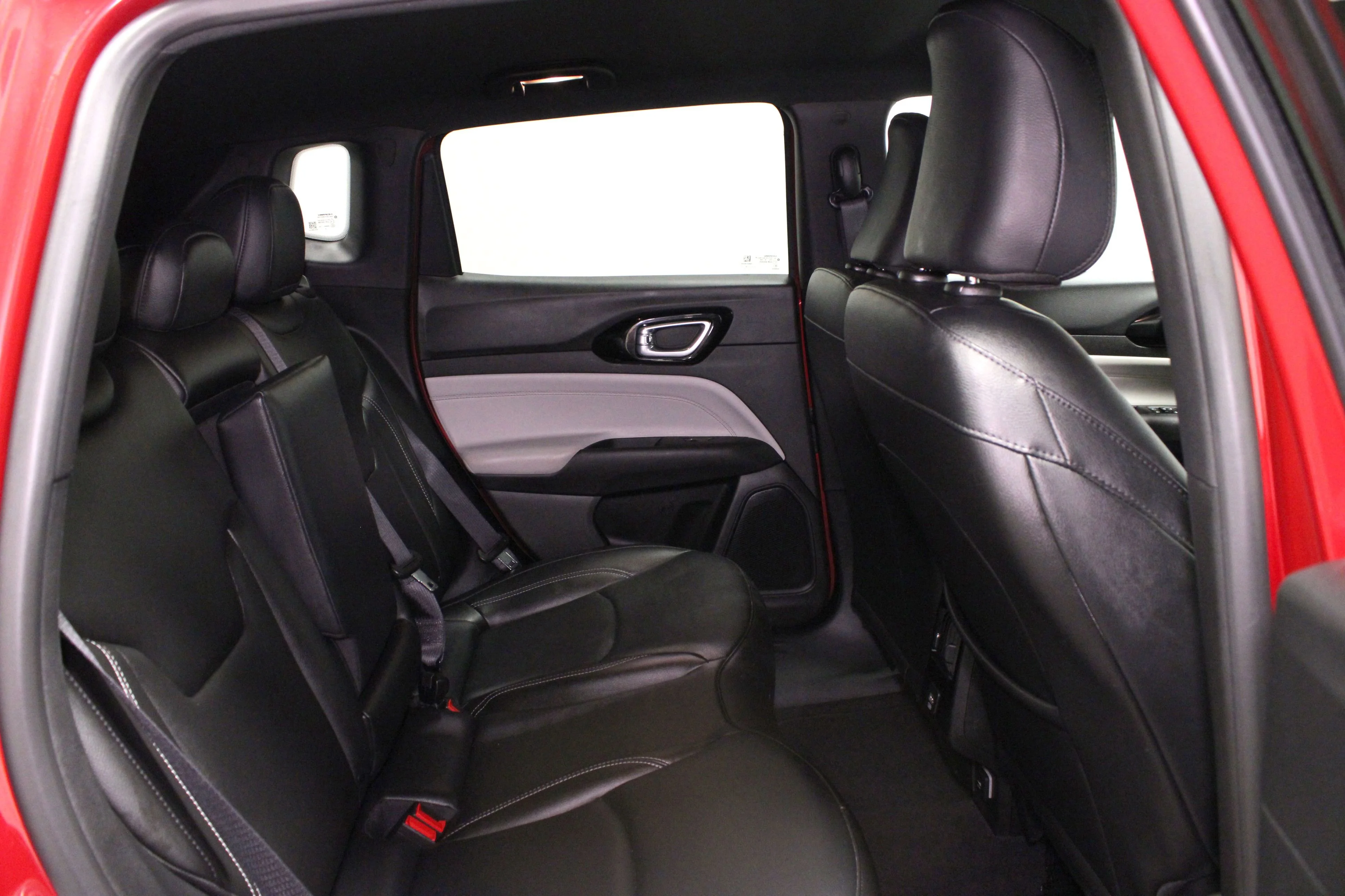 Used 2025 Red Hot Pearlcoat Jeep Limited image 14