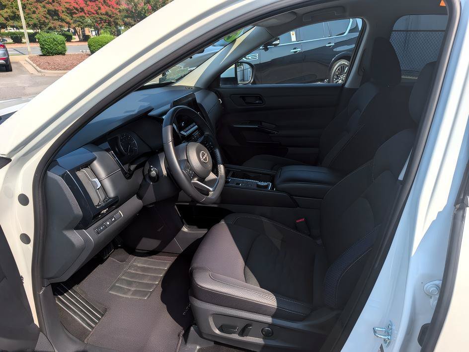 Used 2025 Glacier White Nissan SV image 10