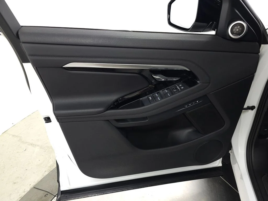 Used 2023 White Land Rover R-Dynamic SE image 13