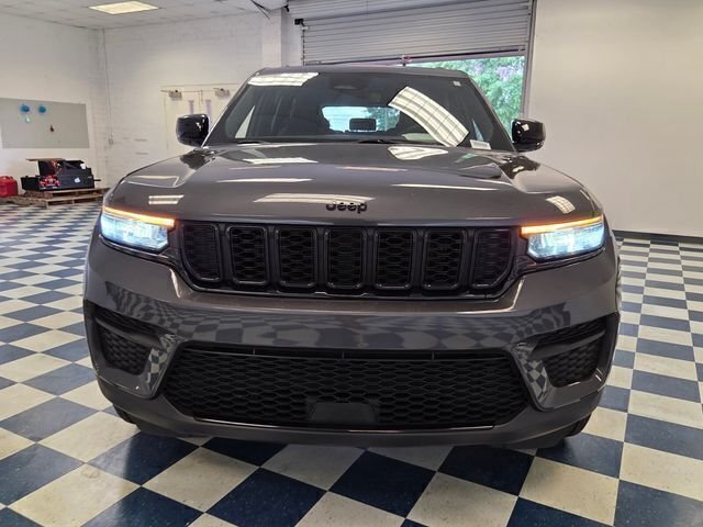 Used 2024 Gray Jeep Altitude image 2