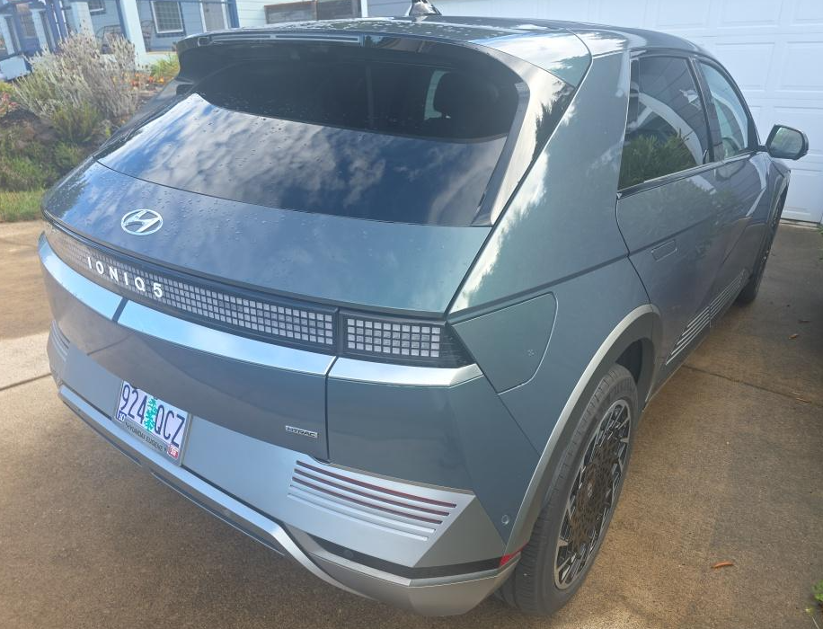 Used 2024 Green Hyundai Limited image 9