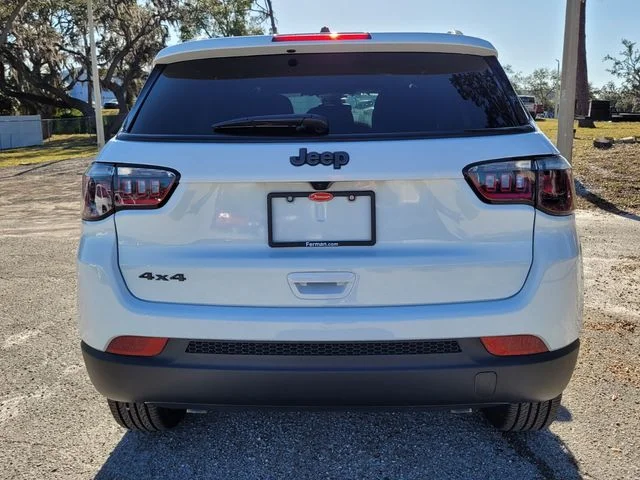 New 2026 Bright White Clear-Coat Exterior Paint Jeep Latitude image 6
