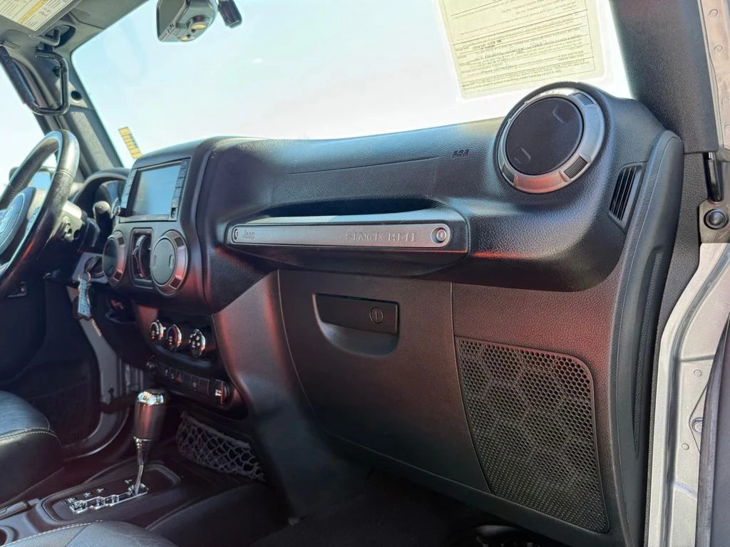 Used 2018 Silver Jeep Unlimited Sport image 15