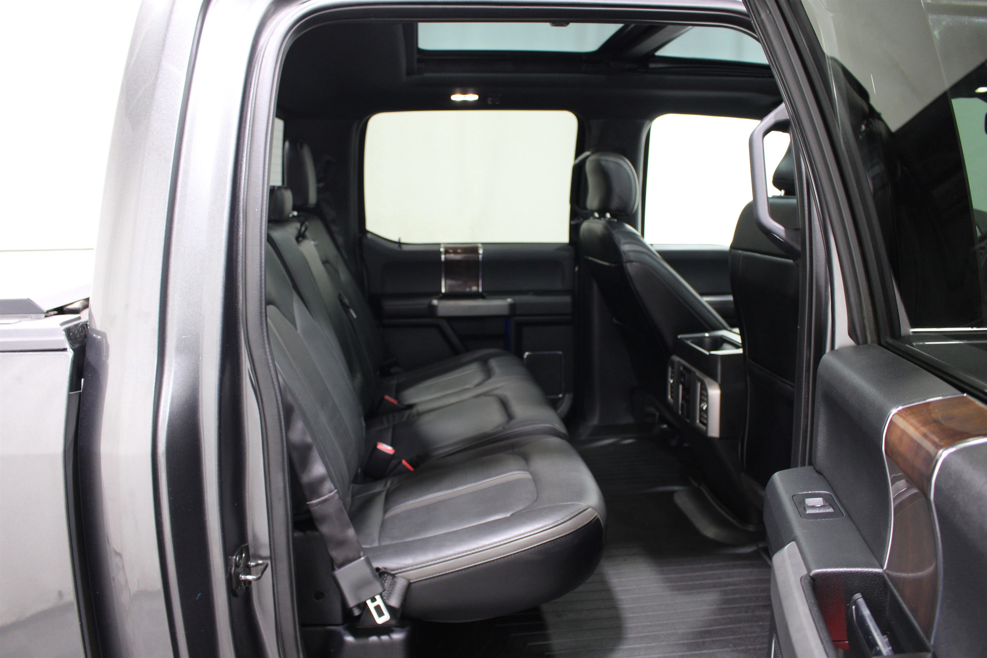 2016 Ford F-150 Platinum - Photo 24