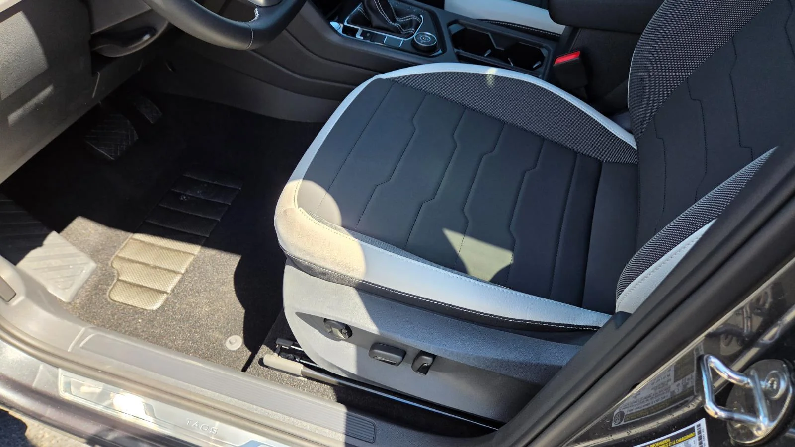 2025 Volkswagen Taos SE - Photo 20