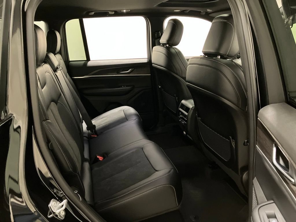 New 2026 Diamond Black Crystal Pearl-Coat Exterior Paint Jeep Laredo Altitude image 19
