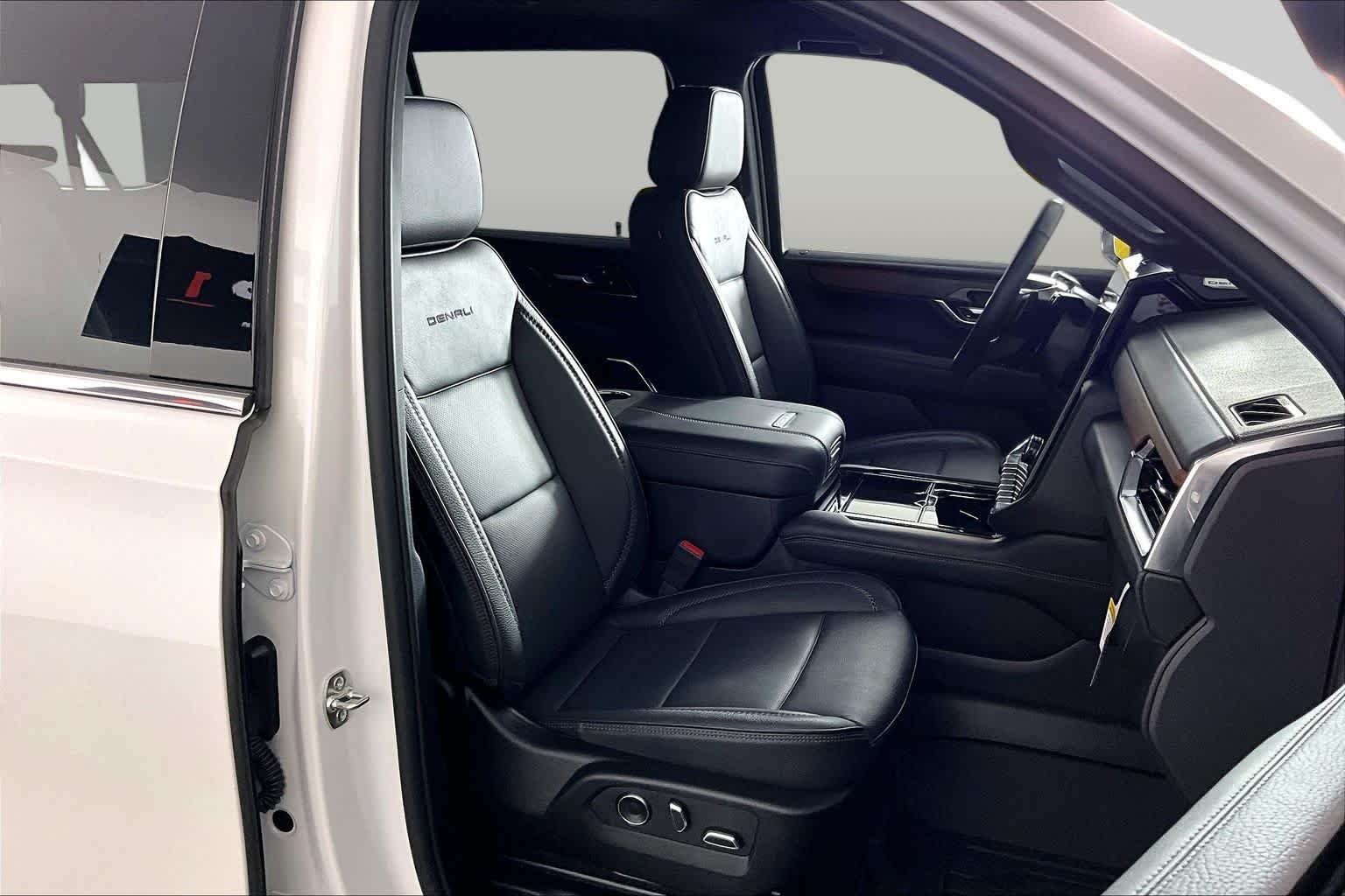 Used 2025 White Frost Tricoat GMC Denali image 9