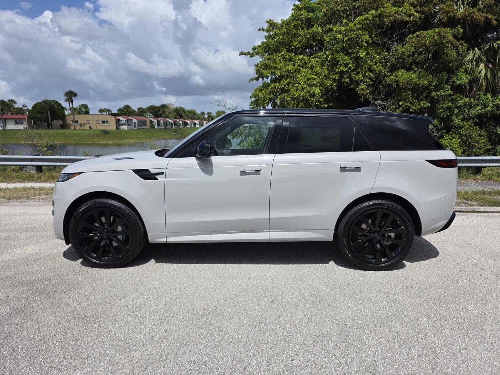 New 2026 Borasco Grey Land Rover P400 Dynamic SE image 7