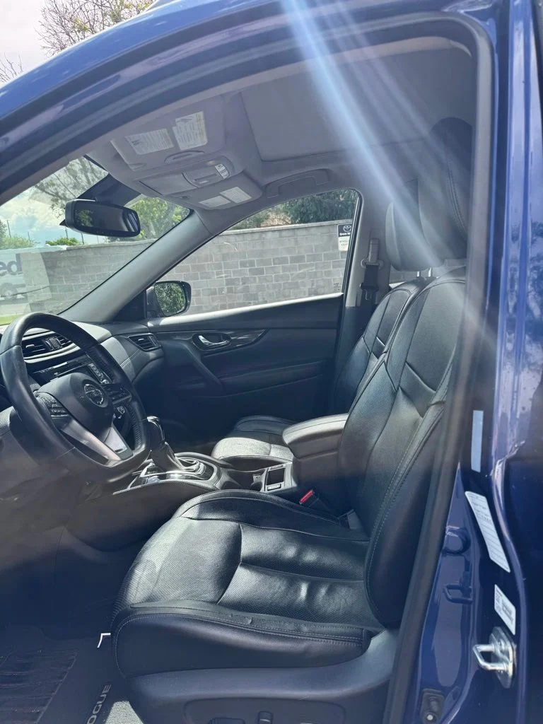 Used 2018 Blue Nissan SL image 9