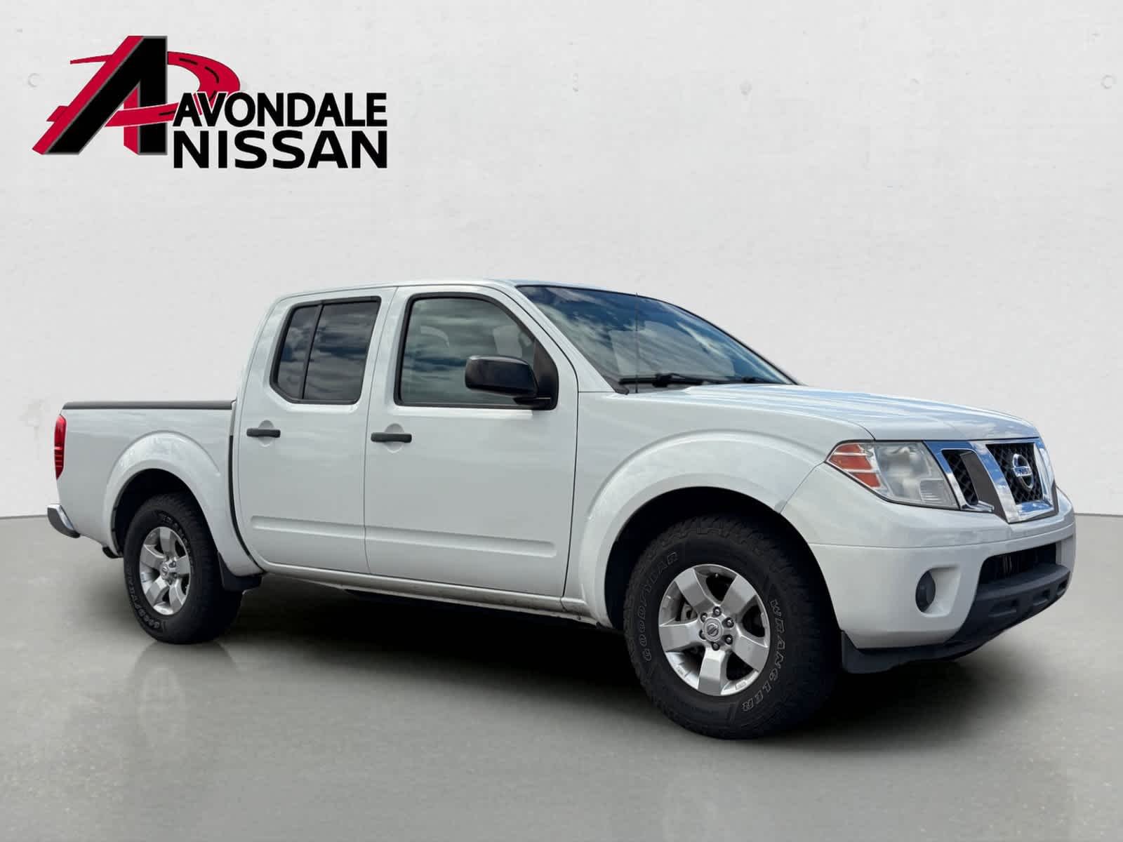 Used 2013 Glacier White Nissan SV image 4