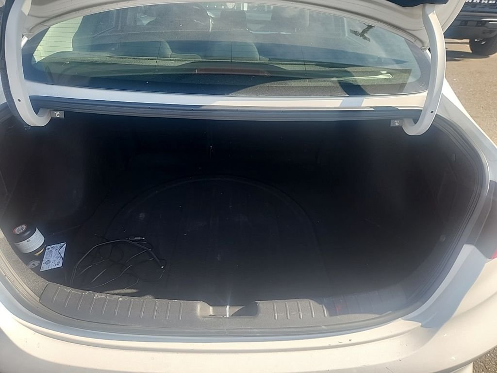 Used 2023 White Kia LXS image 18