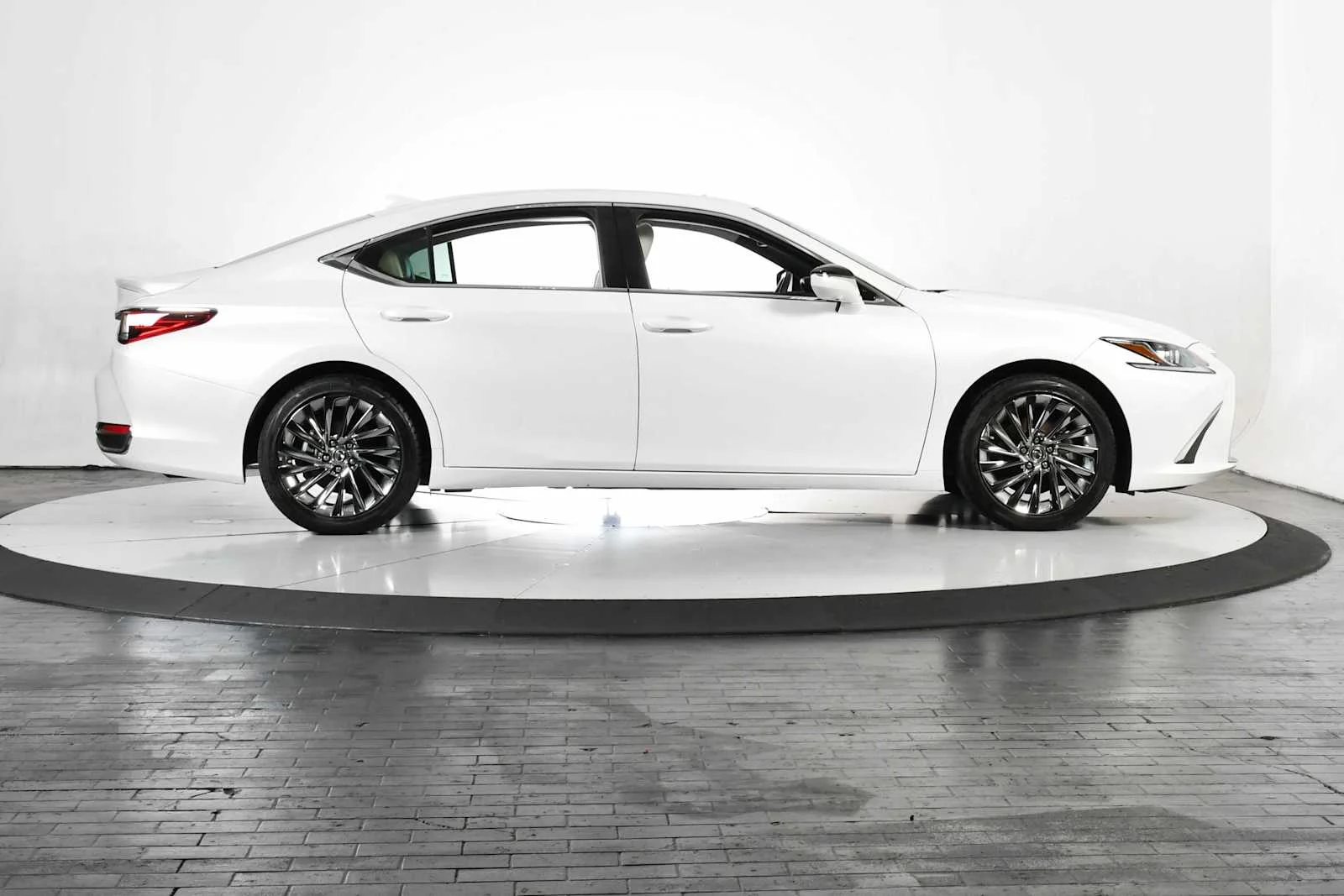 Used 2025 Eminent White Pearl Lexus Luxury image 6