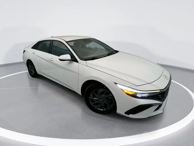 Used 2024 White Hyundai SEL image 1