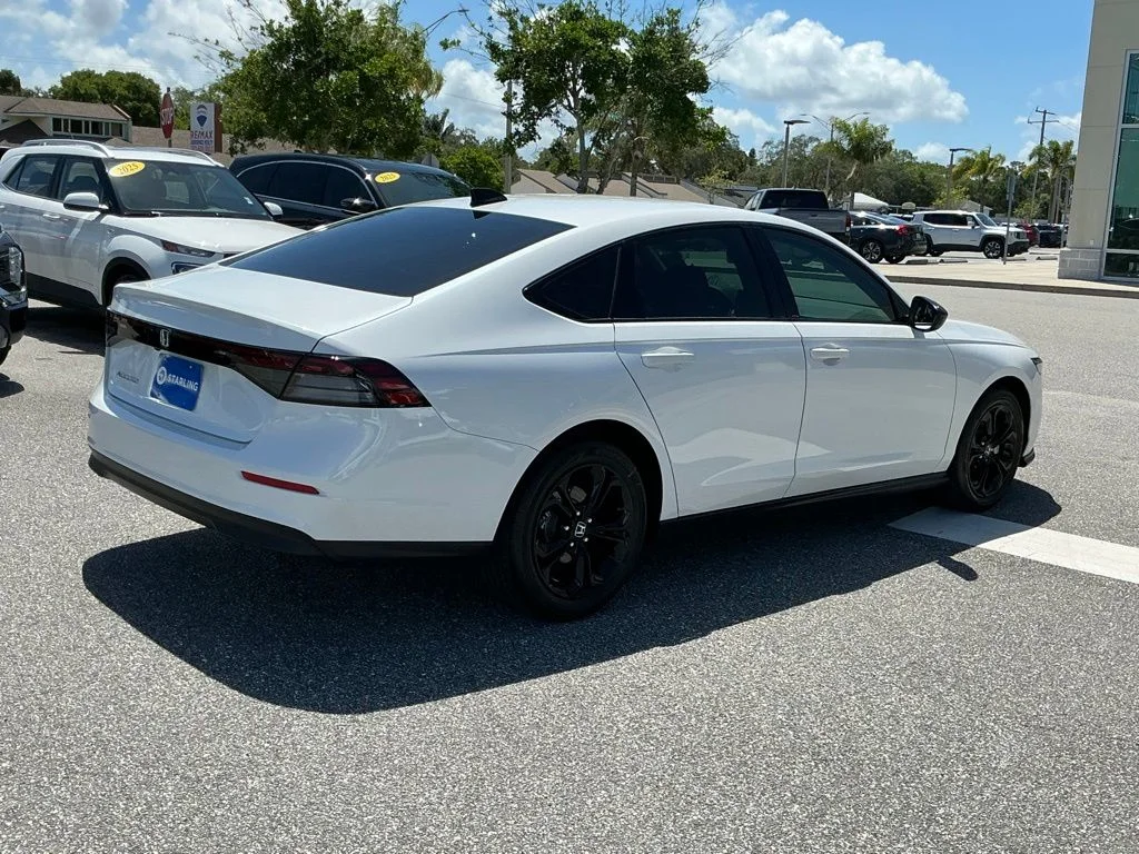 Used 2025 White Honda SE image 7