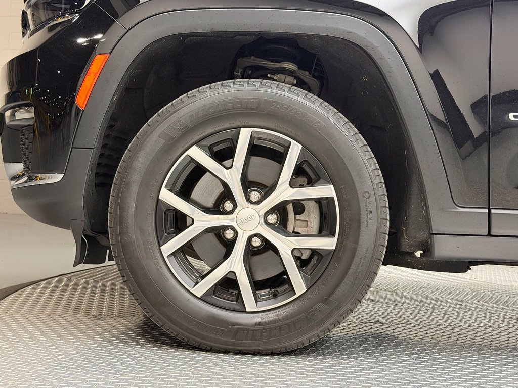 Used 2025 Diamond Black Jeep Limited image 5