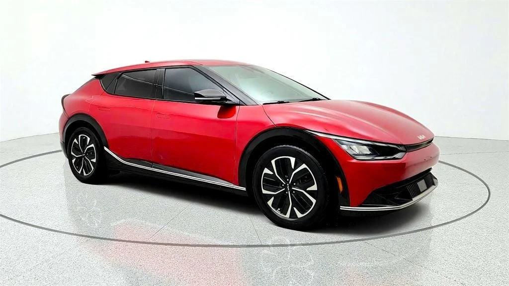 Used 2022 Runway Red Kia Wind RWD image 3