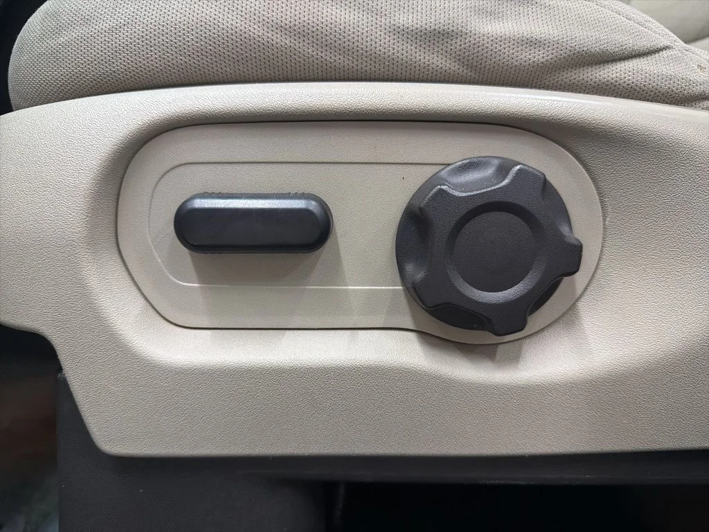 Used 2014 White Ford Base image 34
