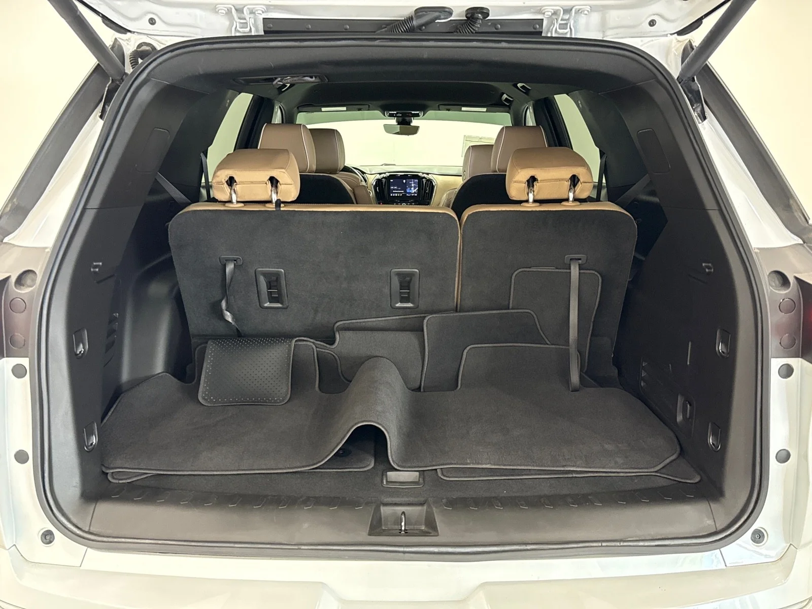Used 2023 Iridescent Pearl Tricoat Chevrolet Premier FWD image 44
