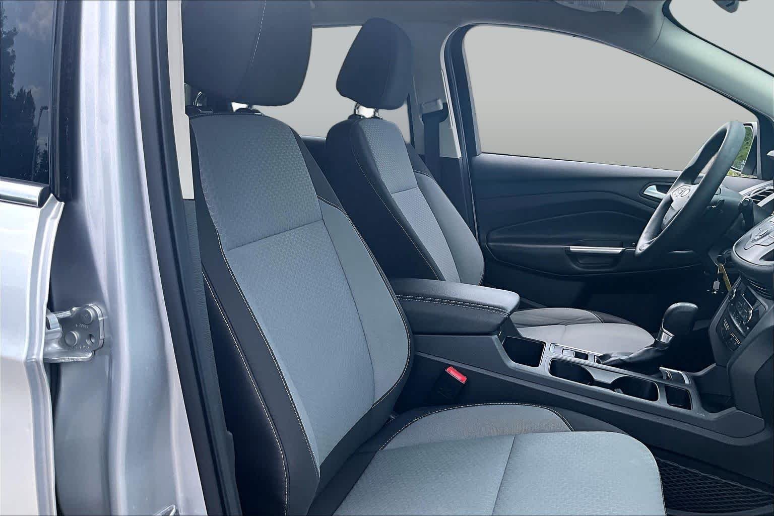Used 2017 Ingot Silver Metallic Ford SE image 9