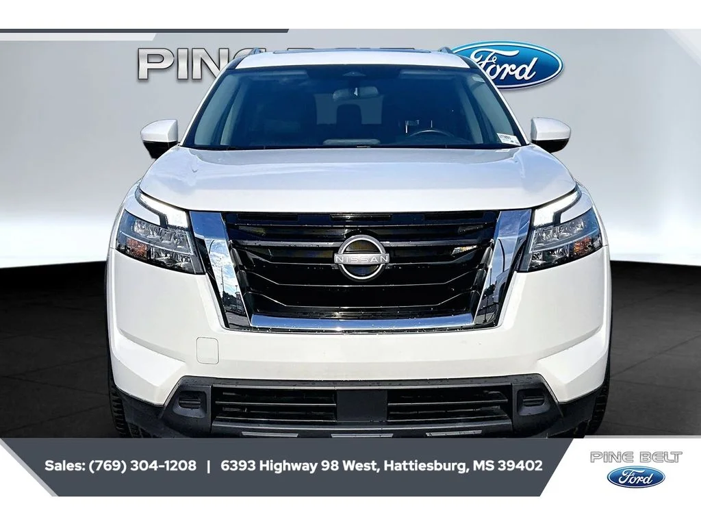 Used 2022 Glacier White Nissan SV image 3