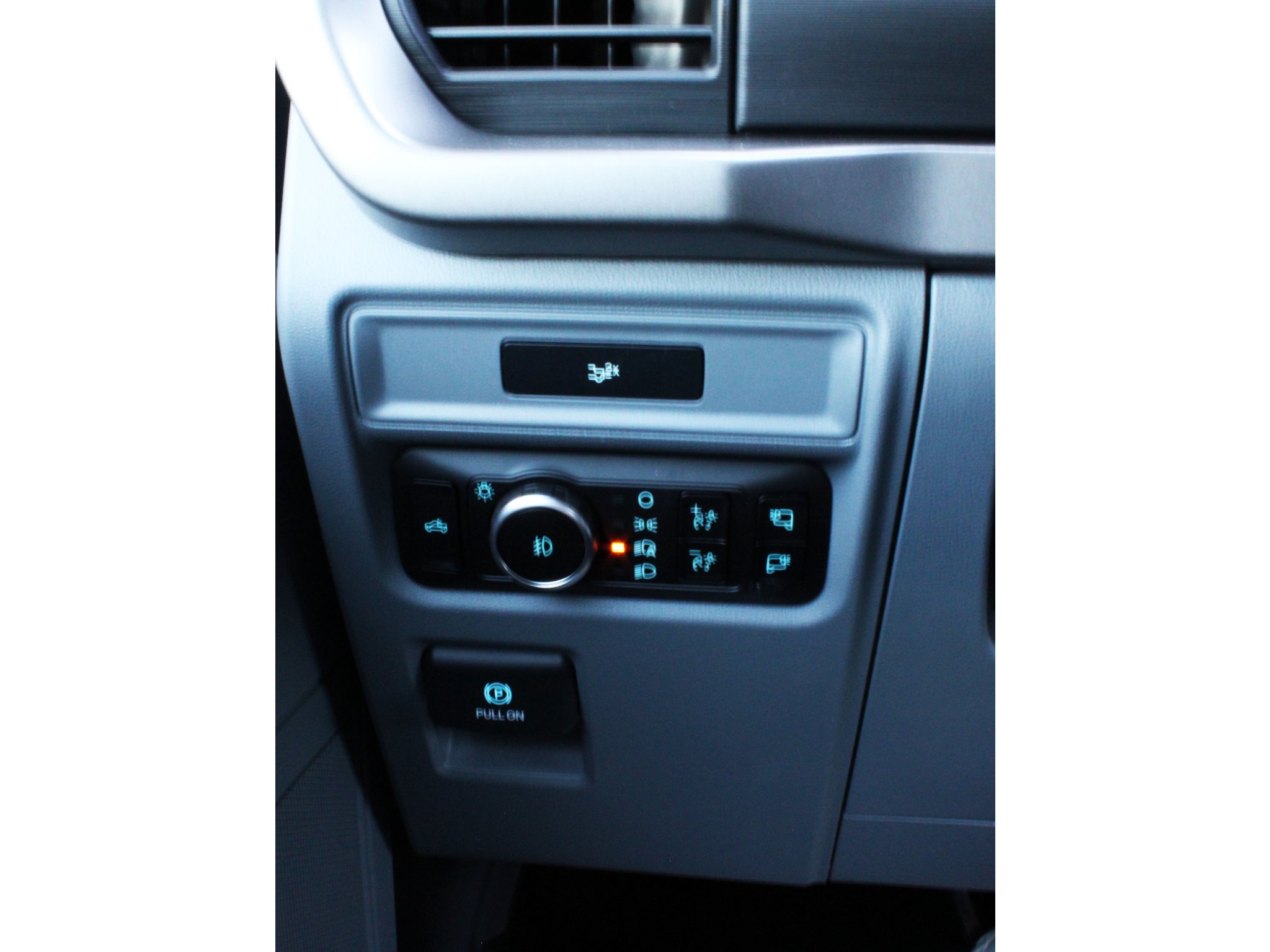 New 2026 Carbonized Gray Metallic Ford XLT image 13
