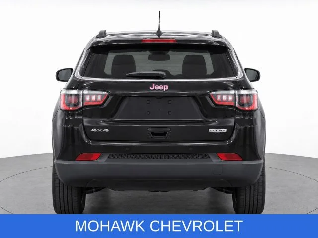 Used 2021  Jeep Latitude image 9