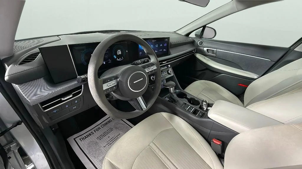 Used 2025 Silver Hyundai SE image 18