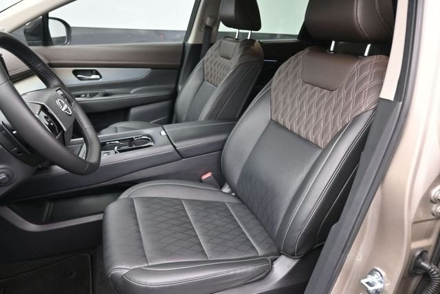 Used 2025 Gold Nissan Platinum image 19