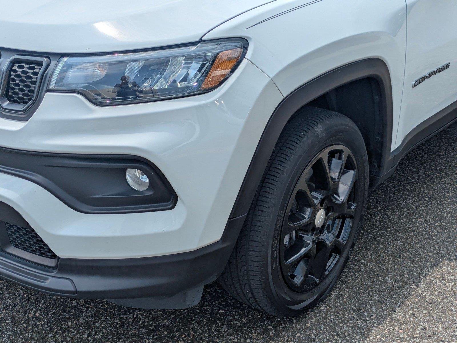 Used 2023 Bright White Clearcoat Jeep Latitude Lux image 9
