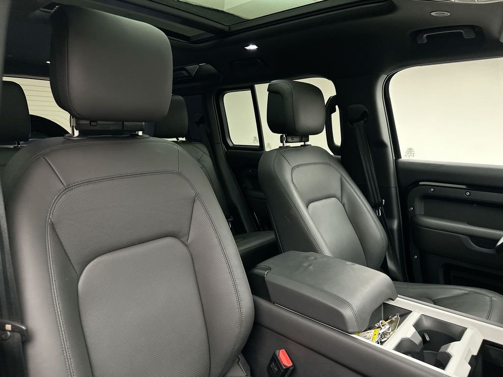 Used 2025 Santorini Black Metallic Land Rover X-Dynamic SE image 18
