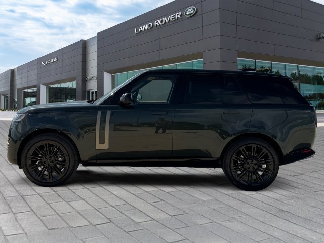 New 2026 Belgravia Green LAND ROVER SE image 2