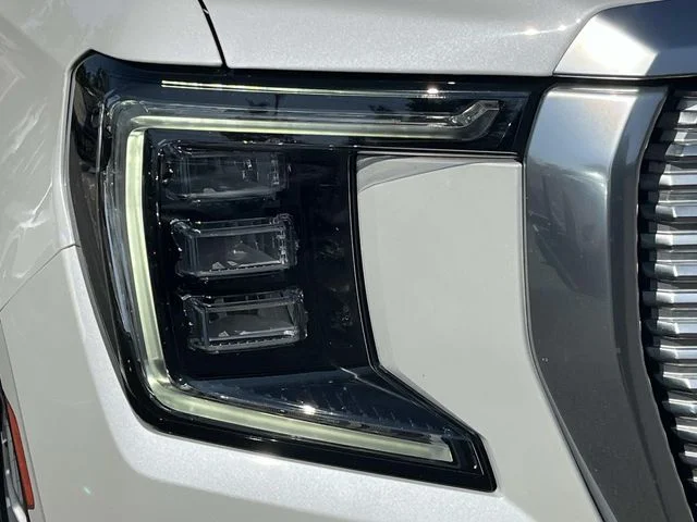 Used 2022 White GMC Denali image 9