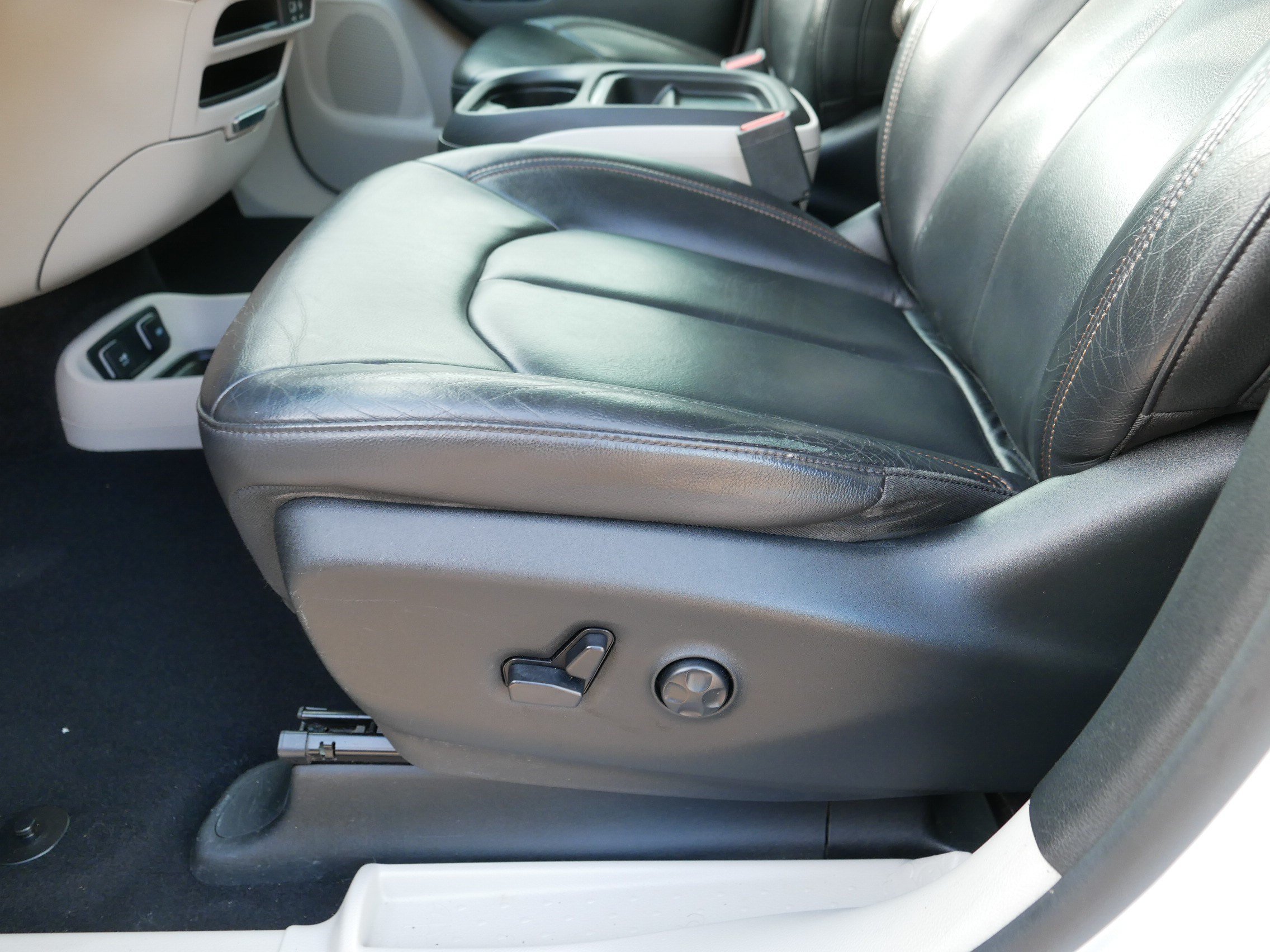 Used 2017 Bright White Clearcoat Chrysler Touring-L image 20