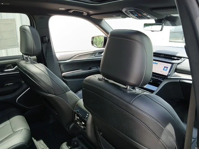New 2026 Baltic Gray Metallic Clear-Coat Exterior Paint Jeep Limited Reserve image 23