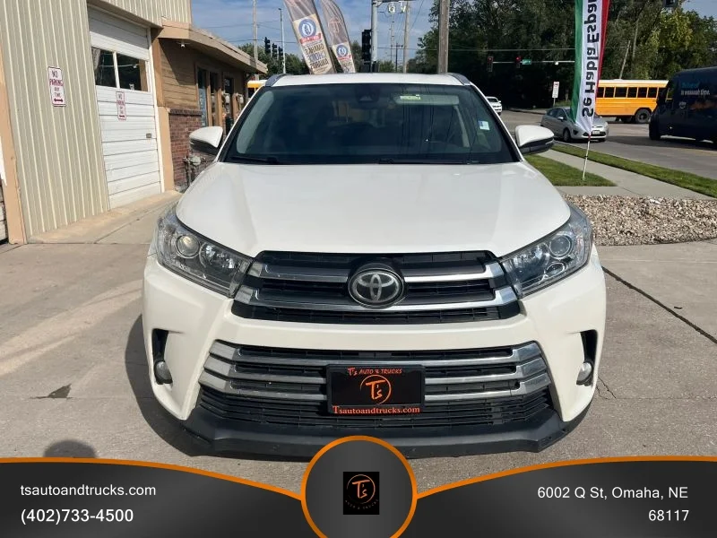 Used 2017 White Toyota Limited Sport Utility 4D image 3