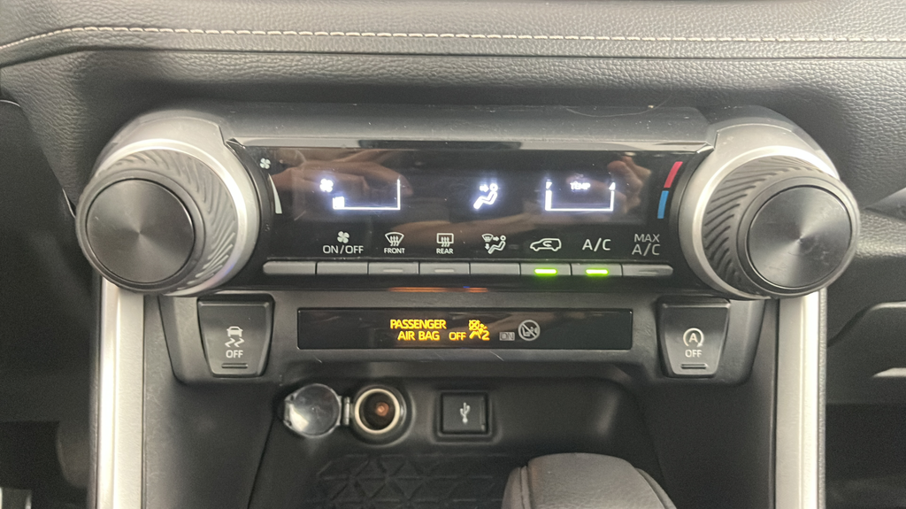 2022 Toyota RAV4 LE - Photo 28