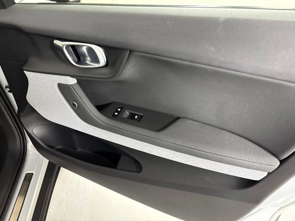 Used 2023 White Polestar Long Range Dual Motor Performance image 15