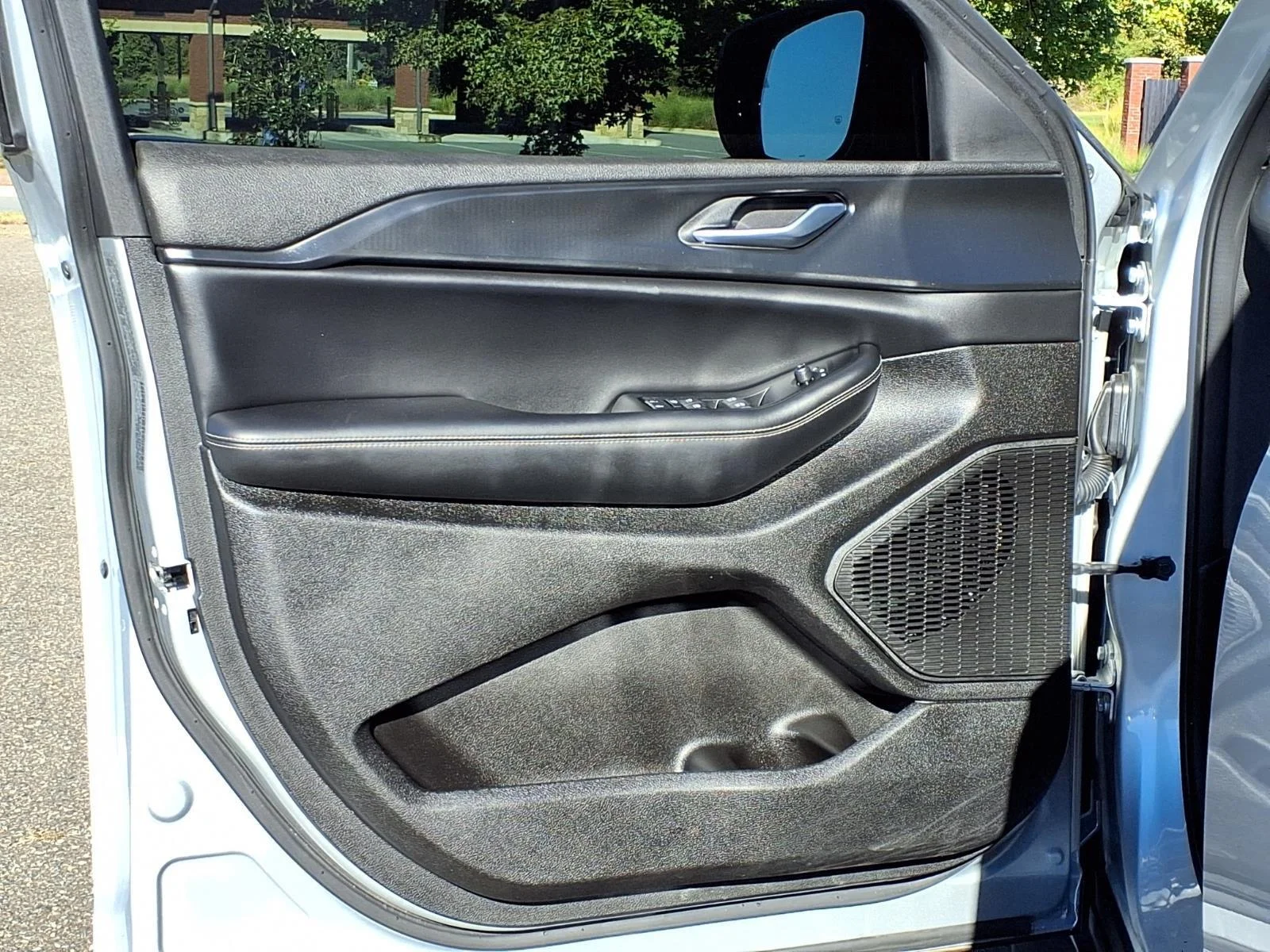 Used 2023 Silver Zynith Jeep Altitude image 30