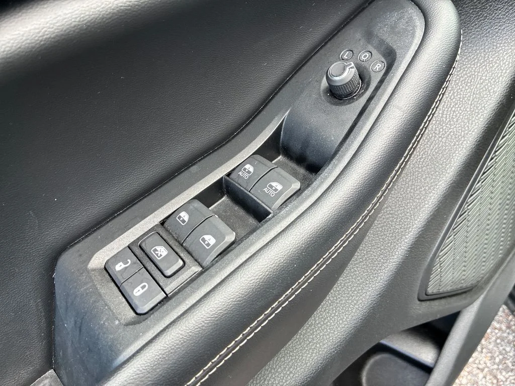 Used 2023 Silver Jeep Laredo image 29