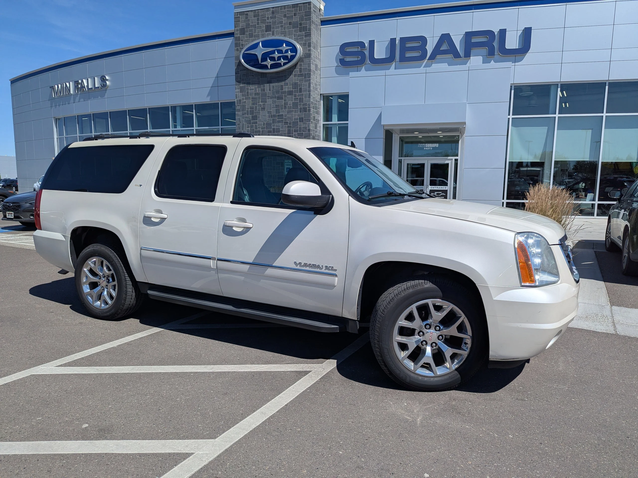Used 2014 White Diamond Tricoat GMC SLT image 1