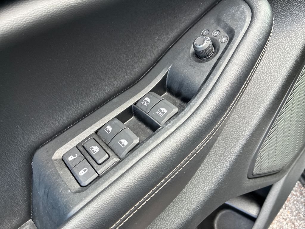 Used 2023 Silver Jeep Laredo image 29
