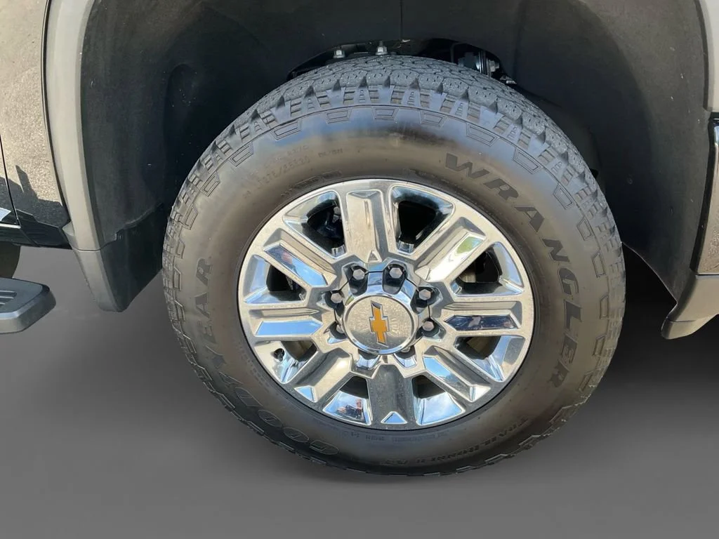 Used 2024 Black Chevrolet High Country image 14