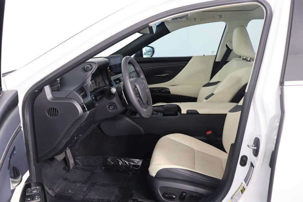 Used 2022 White Pearl Lexus 300h image 10