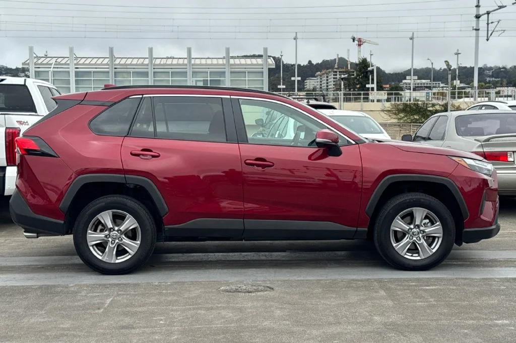 Used 2025 Pearl Toyota XLE image 3