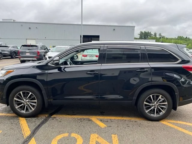 Used 2019 Midnight Black Metallic Toyota XLE image 6